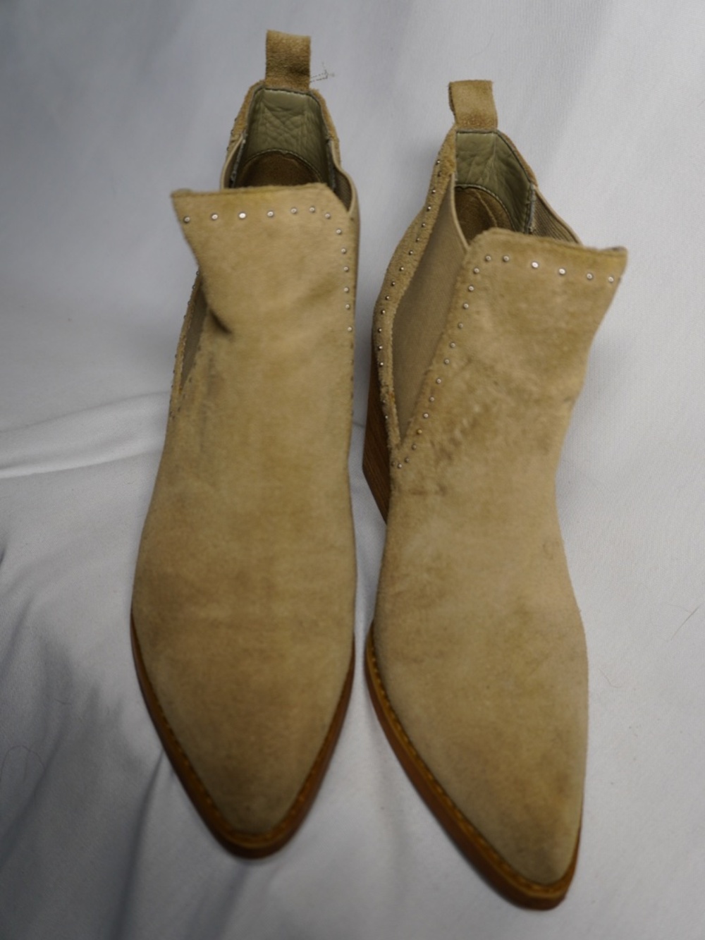 Marc Fisher Yale Tan Suede Studded Pointed Toe Chelsea Ankle Booties Size 6.5
